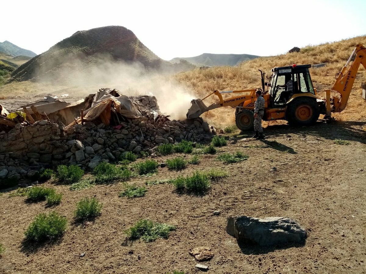 تخریب دامداری غیرمجاز در اراضی ملی درگز
