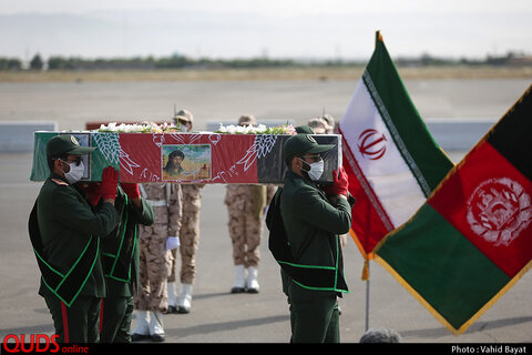 ورود پیکر شهید نسیم افغانی به فرودگاه مشهد مقدس