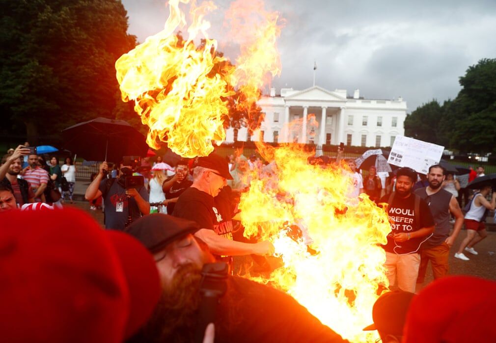پرچم آمریکا بیرون کاخ سفید به آتش کشیده شد