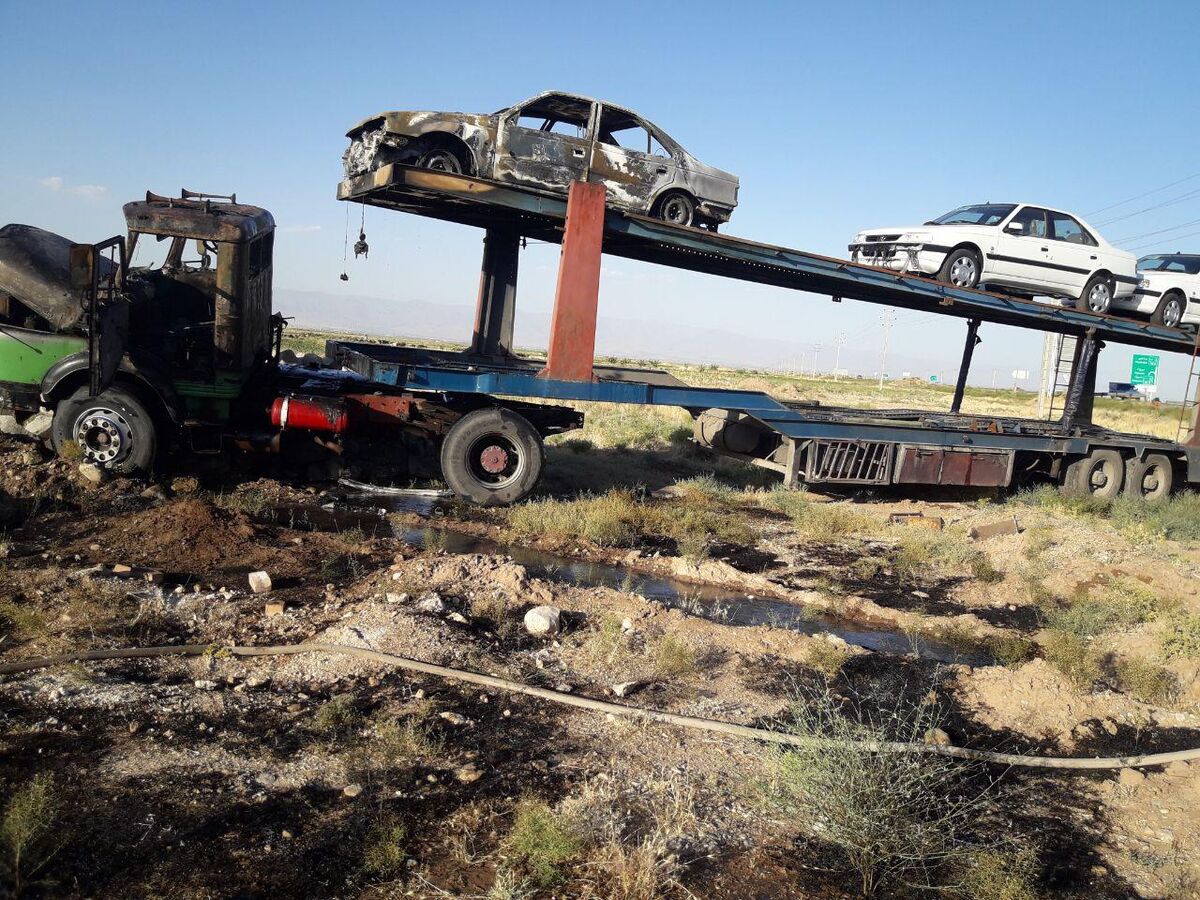 آتش سوزی تریلی حامل خودروهای سواری در نیشابور 