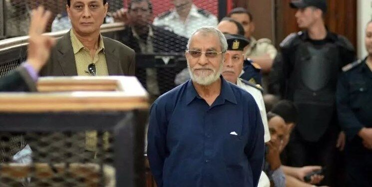حکم حبس ابد برای رهبر اخوان‌المسلمین مصر و 87 متهم دیگر تأیید شد
