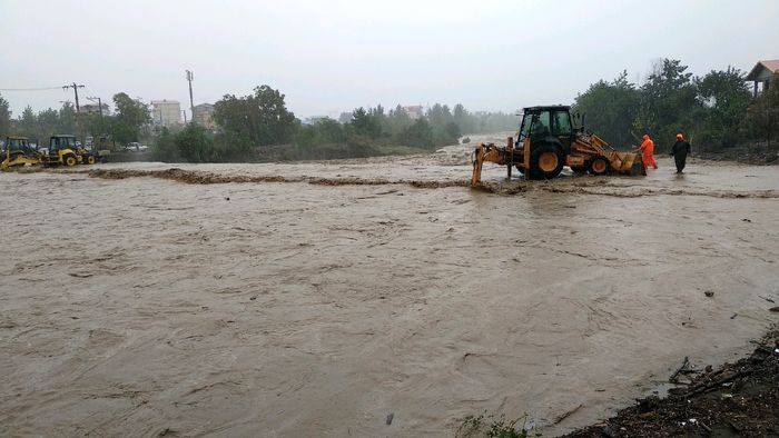 خسارت سیلاب به سه پل ارتباطی در مسیر آق‌اولر
