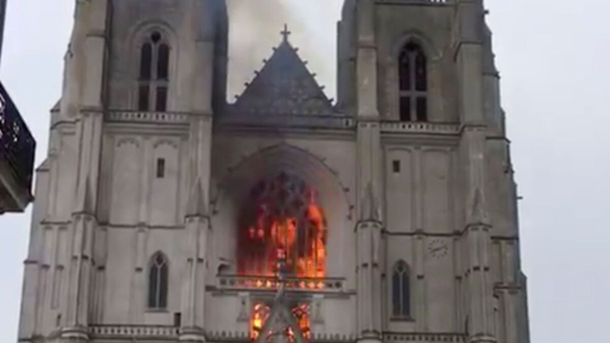  کلیسای جامع «نانت» فرانسه آتش گرفت