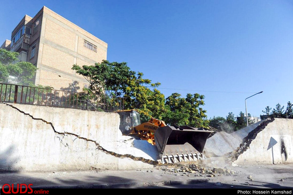 تخریب دیوار حائل شهرک پردیس و شهید بهشتی مشهد
