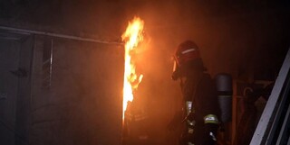 نجات  ۹ نفر از ساکنان یک آپارتمان گرفتار شعله های آتش توسط آتش نشانان مشهدی 