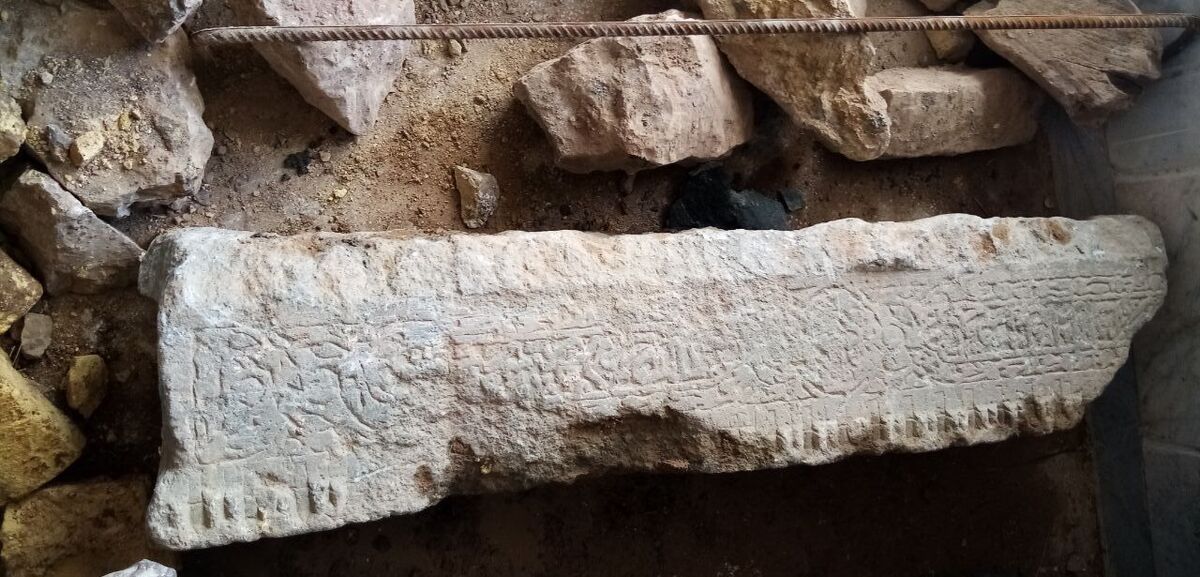 کشف سنگ قبر تاریخی در چناران 