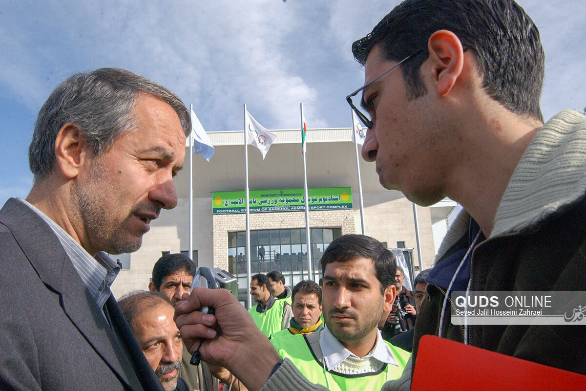 خبرنگاران روزنامه قدس سینا حسینی و رزاز در حال مصاحبه با کفاشیان، افتتاح ورزشگاه ثامن الائمه مشهد