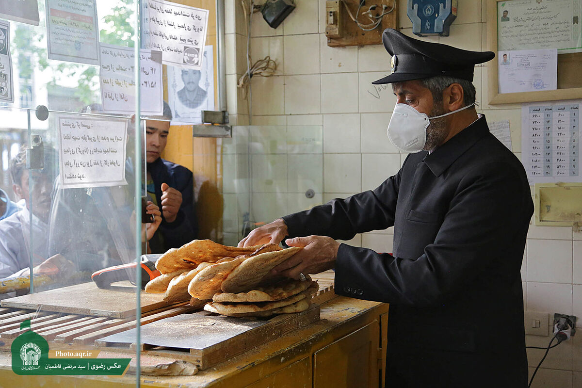 توزیع نان رایگان در ۴٩ واحد نانوایی حاشیه شهر مشهد توسط خدام دربان حرم رضوی