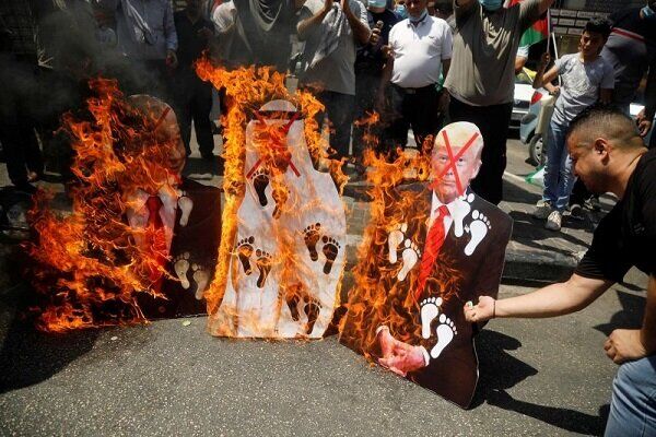 فلسطینیان تصاویر محمد بن زائد را آتش زدند