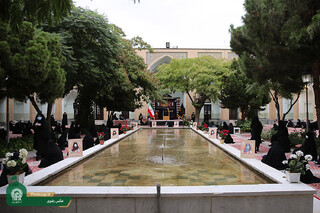 برگزاری روضه‌های خانگی بانوان در فضای باز مدرسه خیرات خان حرم امام رضا(ع)