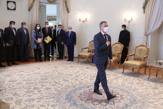 کراوات خاص با دوخت ایرانی وزیر خارجه سویس در دیدار با روحانی + عکس
