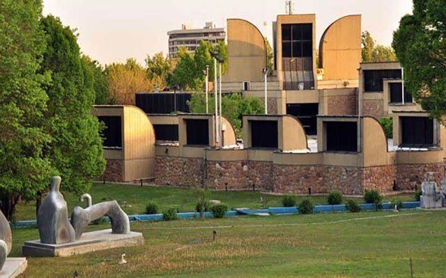 مجسمه‌های محوطه موزه هنرهای معاصر تهران در معرض نابودی است