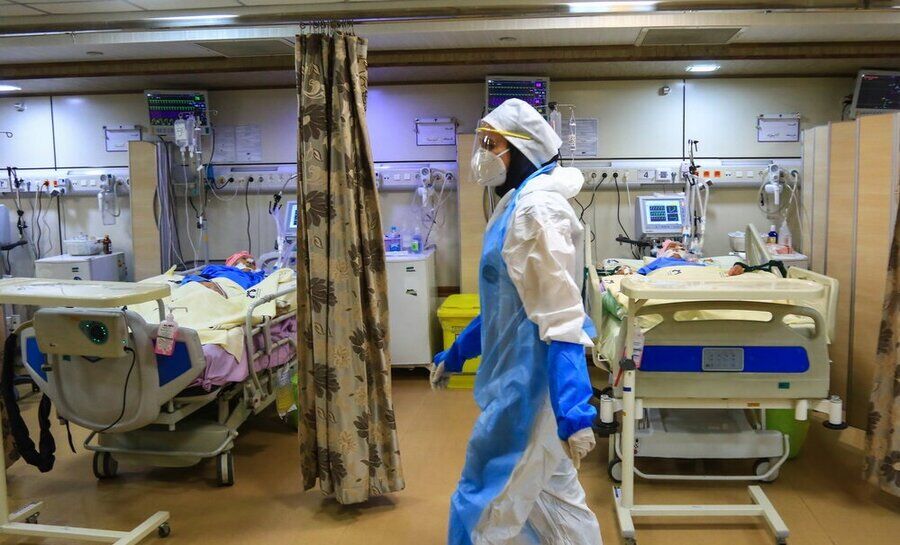 رئیس بیمارستان سینا: با ادامه این وضع به اندازه جنگ ایران و عراق کشته می‌دهیم/ حتی یک تخت خالی هم نداریم
