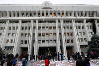 تنش در بیشکک بالا گرفت/ معترضان قرقیزی وارد مقر ریاست جمهوری شدند