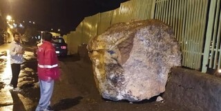 سقوط قطعه سنگ ۱۰ تنی در خیابان اصلی ماکو