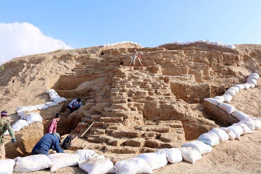 کشف بقایای دژ تاریخی مربوط به دوره هخامنشی در محوطه «ریوی» 