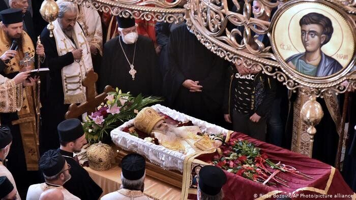 اسقف اعظم مونته‌نگرو بر اثر کرونا درگذشت/جسدش بوسه‌باران شد!/عکس

