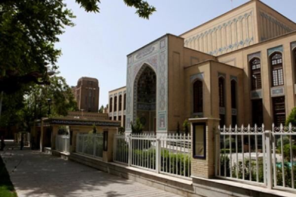 اهدای کتاب از سوی وزارت فرهنگ و ارشاد اسلامی به کتابخانه ملی ملک