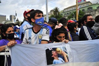  وداع مردم  آرژانتین با اسطوره فوتبال جهان