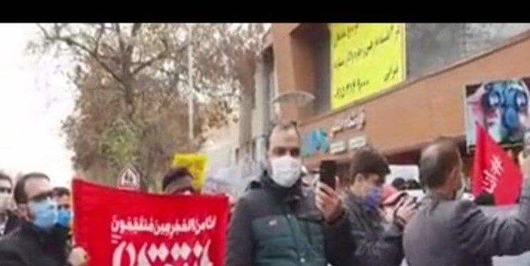 تجمع گروهی از مردم مشهد مقابل دفتر نمایندگی وزارت خارجه/ تاکید بر پیگیری پرونده ترور «شهید فخری‌زاده» 