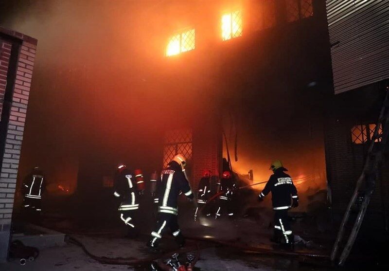 جدال ۱۰۰ آتش‌نشان با حریق مهیب / آتش‌سوزی کارخانه شیرآلات مشهد مهار شد