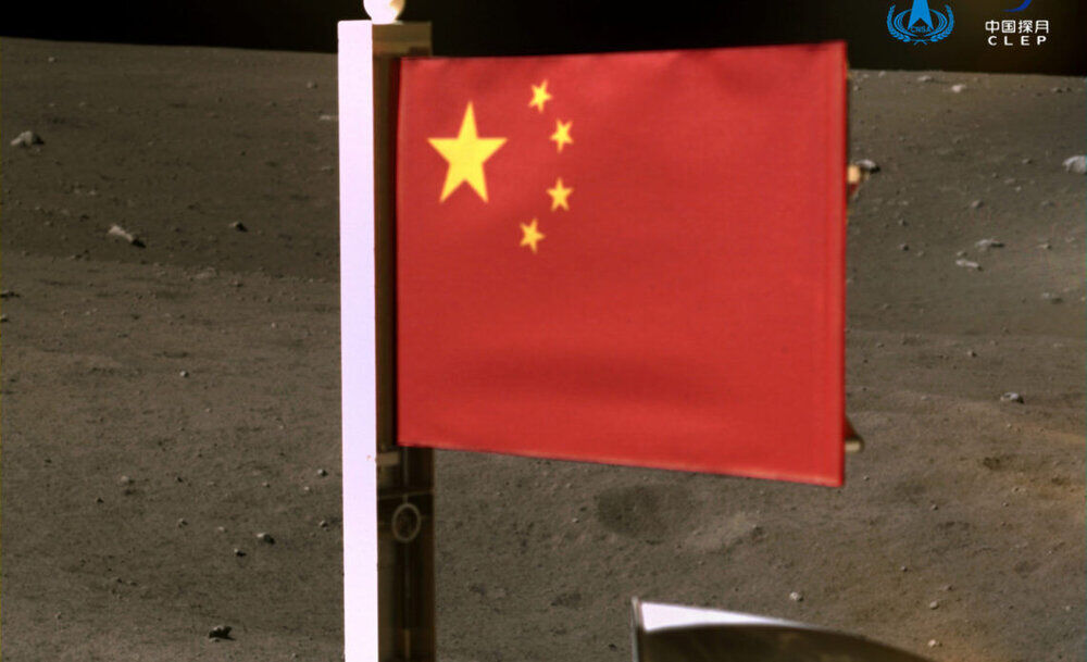 پرچم چین روی سطح ماه نصب شد