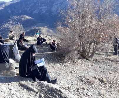 دانش آموزان بویر احمدی در کوه‌ها به دنبال اینترنت می‌گردند