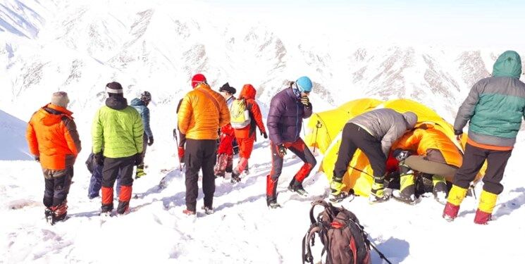 یافتن فرد مفقود شده در بهمن گلمکان توسط امدادگران و کوهنوردان 