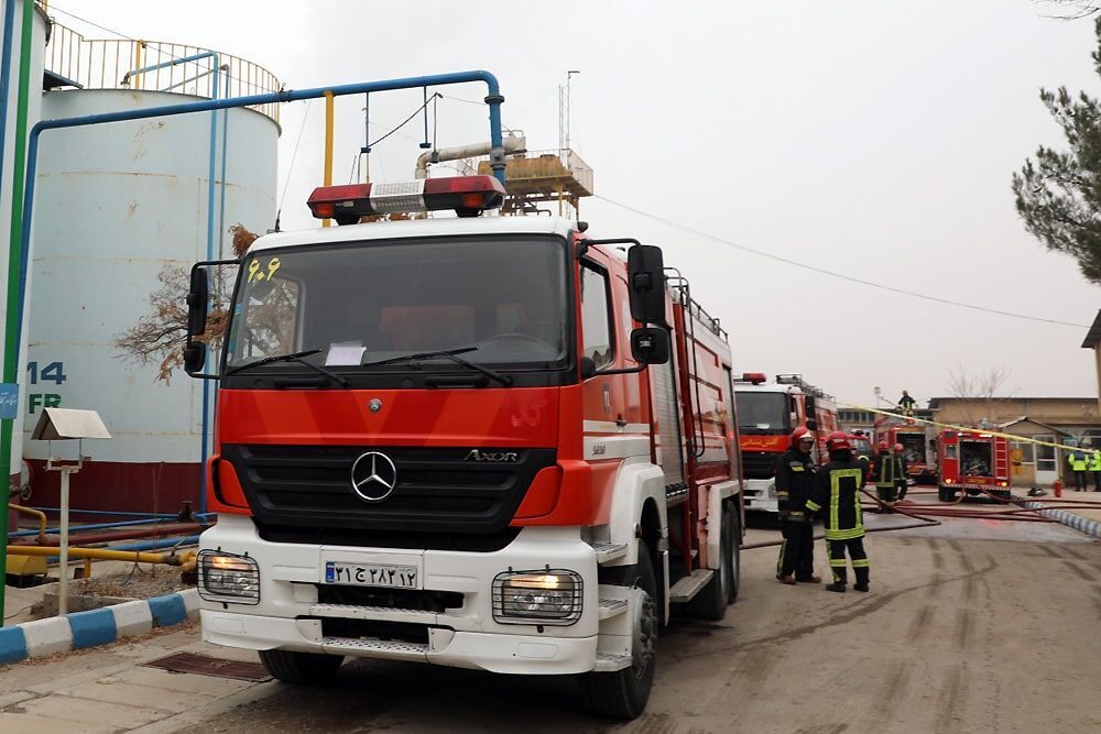 آتش‌سوزی سنگین کارخانه تولید مشتقات نفتی در مشهد مهار شد