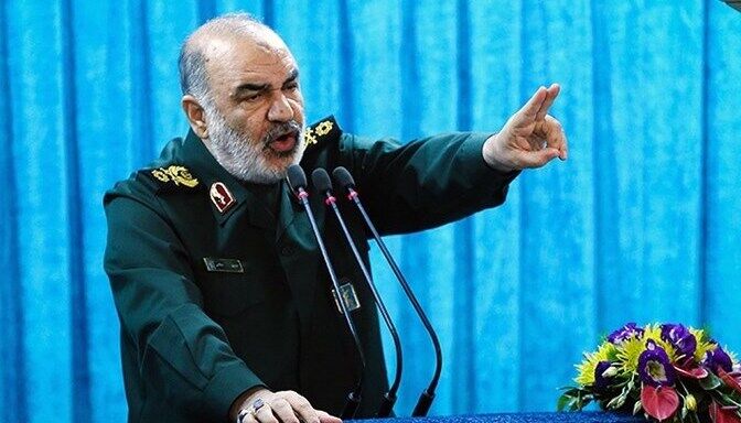 پیام تلویحی فرمانده کل سپاه به آمریکایی ها: با یک موشک بالستیک، یک ناو هواپیمابر چند میلیارد دلاری را بیخاصیت می کنیم