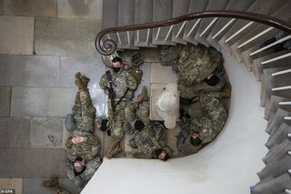 تصویری باورنکردنی از کنگره؛ خوابیدن نیروهای گارد ملی بر کف زمین