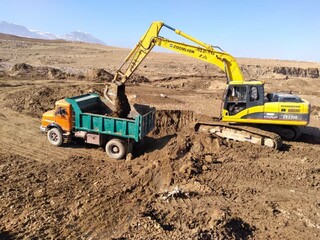 آغاز عملیات رسوب برداری از مخزن بند خاکی روستای حسنک تربت جام 