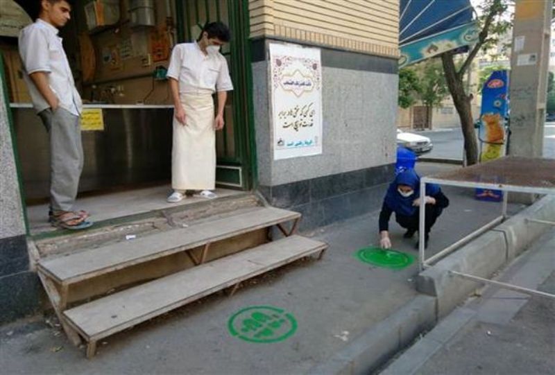 فاصله‌گذاری اجتماعی مقابل ۷۶۵ نانوایی مشهد انجام شد