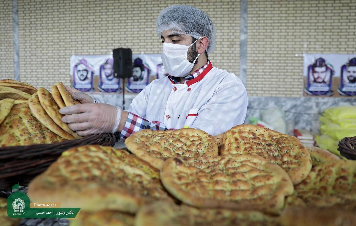 طبخ و توزیع بیش از ۱۶۰۰۰قرص نان صلواتی در مناطق حاشیه شهر