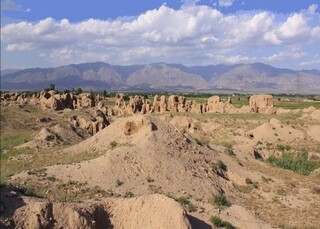 تخریب ساخت‌وساز غیر مجاز در عرصه تاریخی شهر کهن نیشابور