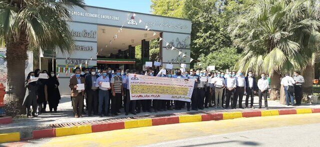 تجمع برخی از کارکنان منطقه انرژی پارس در اعتراض به وضعیت شغلی 