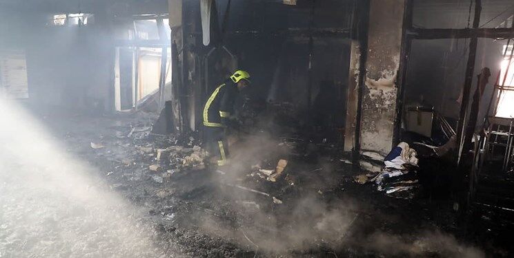 مهار آتش سوزی یک مجتمع فرهنگی در مشهد/آتش‌نشانان ۱۲ کودک را از میان دود و آتش نجات دادند