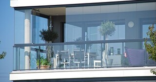 چرا استفاده از شیشه بالکن در ساختمان ها مهم است؟