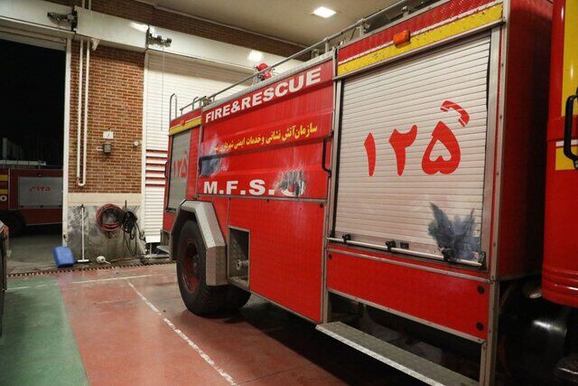 آسیب‌دیدگی ۵ خودروی آتش‌نشانی مشهد به دلیل اصابت ترقه
