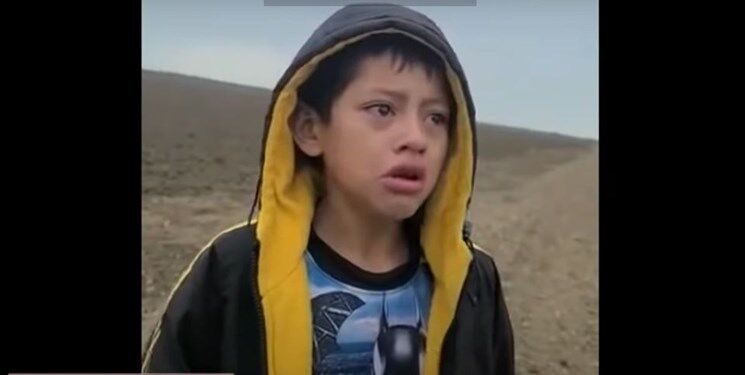 انتشار فیلمی از یک کودک پناهجوی رها شده در مرز آمریکا
