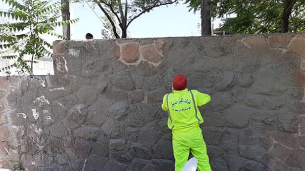 پاکسازی بیش از ۱۳۰ هزار مترمربع دیوارنویسی و برچسب‌های تبلیغاتی در مشهد
