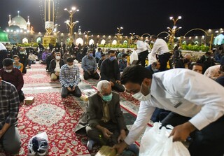 افطاری ساده در جوار امام هشتم(ع)‌ ویژه زائران+ تصاویر