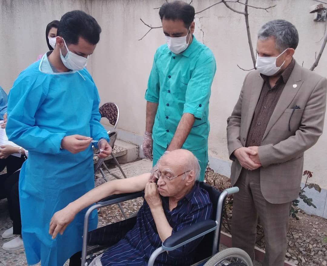 سالمندان ۸۰ ساله خراسان رضوی پایان هفته واکسن کرونا می‌زنند