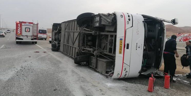 واژگونی اتوبوس تهران به کرمانشاه با ۵ نفر مصدوم 