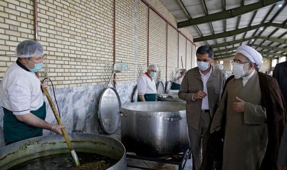 بازدید تولیت آستان قدس از عملیات طبخ و توزیع روزانه ۳۰ هزار غذای گرم در حاشیه شهر مشهد