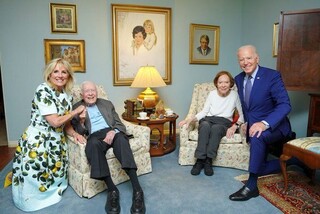 عکسی از دیدار بایدن با جیمی کارتر و همسرش