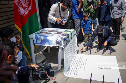 تجمع  دختران مشهدی  مقابل کنسولگری افغانستان در محکومیت حمله تروریستی کابل