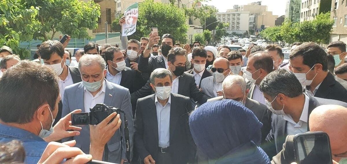حواشی لحظه ورود "احمدی نژاد" برای ثبت نام در انتخابات ریاست جمهوری