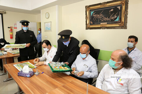 حضور جمعی از خدام آستان قدس رضوی در بیمارستان منتصریه مشهد