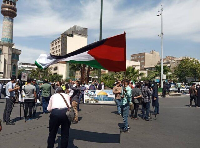 اهتزاز پرچم فلسطین در تجمع مردمی در تهران پس از شکست سنگین رژیم صهیونیستی 
